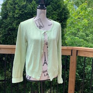 Vintage hand knitted light green cardigan with scallop opening. No size tag